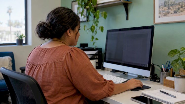 Business owner adjusting website review display